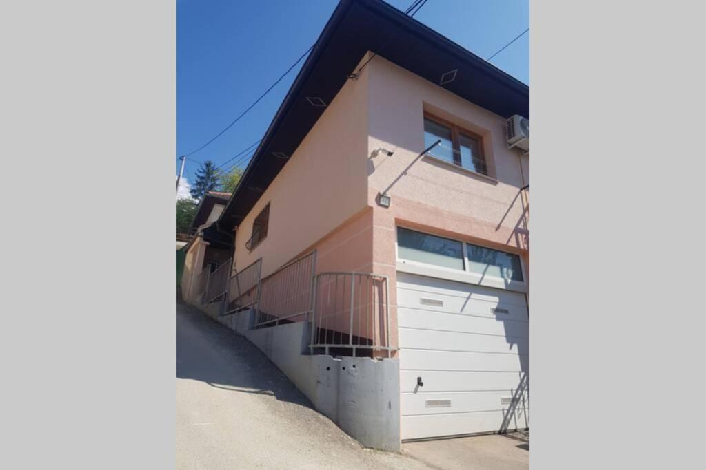 Apartman Sa Garazom I Internetom Сараево Екстериор снимка